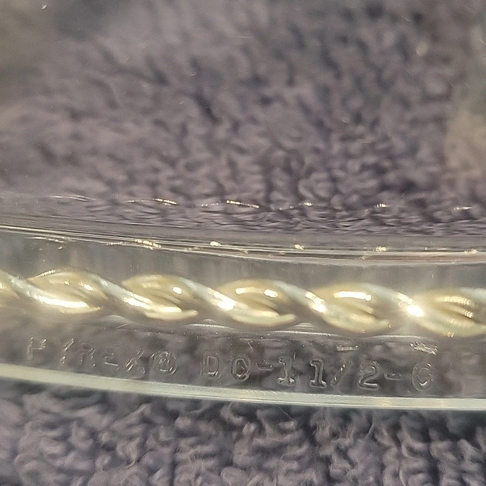 Pyrex replacement lid only DC-11/2-c small chip in picture